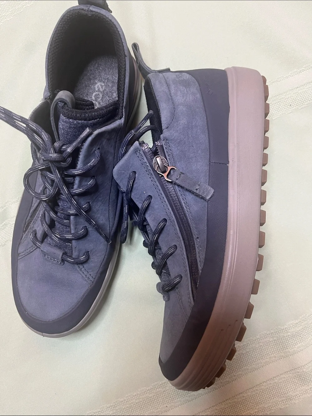 Ecco women’s Navy Lace-Up Casual Sneakers